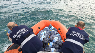 Maxi sequestro Guardia costiera: oltre una tonnellata di vongole rigettata in mare